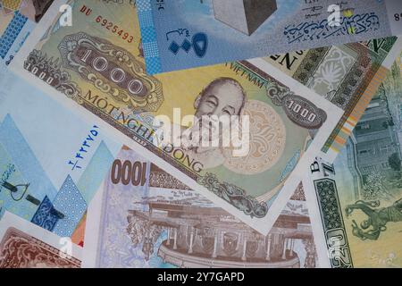 Eine Nahaufnahme verschiedener internationaler Banknoten, einschließlich vietnamesischer Dong und anderer Währungen. Stockfoto