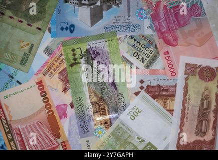 Eine Sammlung verschiedener internationaler Banknoten aus verschiedenen Ländern. Stockfoto