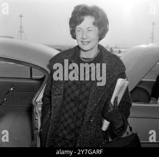 BARBARA CASTLE MINISTER FÜR ENTWICKLUNGSZUSAMMENARBEIT FLIEGT NACH PARIS / ; 2. DEZEMBER 1964 Stockfoto