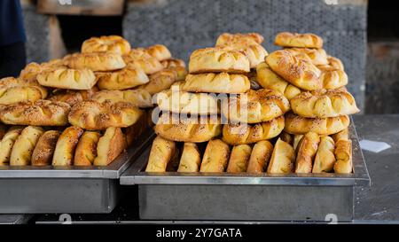 Das Konzept der orientalischen Küche. Verschiedene usbekische Lebensmittel-Sets, Pilaw, samsa, Lagman, Manta, shurpa Central asia Food. Hausgemachte usbekische Pilaw oder Plov von Lam Stockfoto