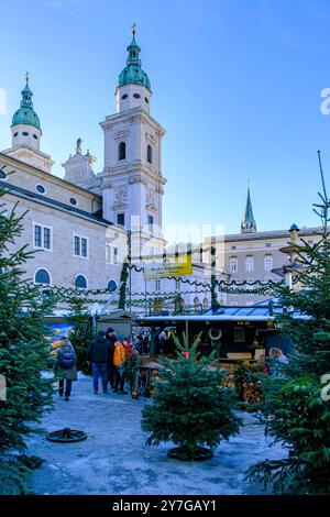 Weihnachtliche Atmosphäre auf dem Salzburger Weihnachtsmarkt vor dem Salzburger Dom in der Altstadt von Salzburg, Österreich. Stockfoto