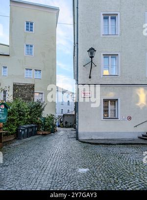 Papagenoplatz, benannt nach dem Vogelfänger Papageno aus der Oper die Zauberflöte von Wolfgang Amadeus Mozart, in der Altstadt von Salzburg, Österreich. Stockfoto