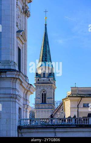 Kirchturm der Franziskanerkirche in der Altstadt von Salzburg, Österreich. Stockfoto