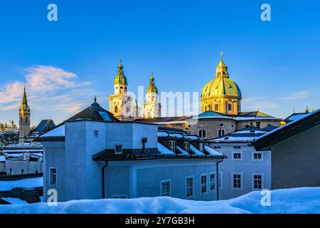 Blick vom Festungsberg auf die Altstadt und den Dom, einen römisch-katholischen Dom, Salzburg, Österreich. Stockfoto