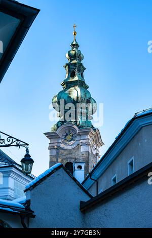 Turm der Stiftskirche St. Peter in der Altstadt von Salzburg, Österreich. Stockfoto