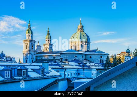 Blick vom Festungsberg auf die Altstadt und den Dom, einen römisch-katholischen Dom, Salzburg, Österreich. Stockfoto