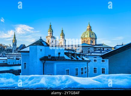 Blick vom Festungsberg auf die Altstadt und den Dom, einen römisch-katholischen Dom, Salzburg, Österreich. Stockfoto