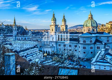 Blick vom Festungsberg auf die Altstadt und den Dom, einen römisch-katholischen Dom, Salzburg, Österreich. Stockfoto