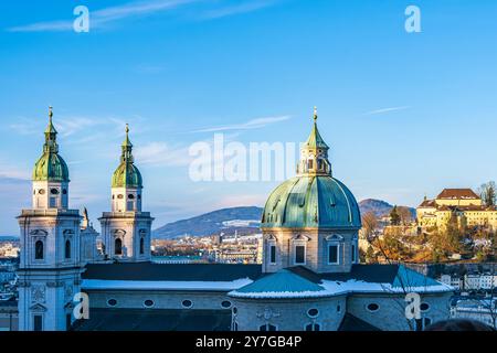 Blick vom Festungsberg auf die Altstadt und den Dom, einen römisch-katholischen Dom, Salzburg, Österreich. Stockfoto