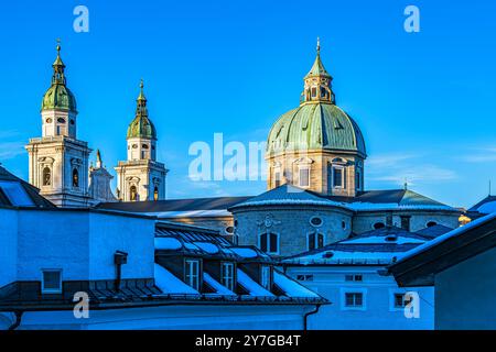 Blick vom Festungsberg auf die Altstadt und den Dom, einen römisch-katholischen Dom, Salzburg, Österreich. Stockfoto