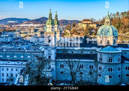 Blick vom Festungsberg auf die Altstadt und den Dom, einen römisch-katholischen Dom, Salzburg, Österreich. Stockfoto