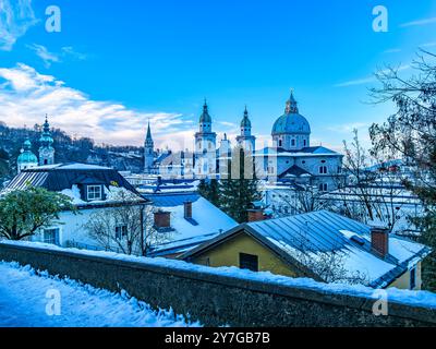 Blick vom Festungsberg auf die Altstadt und den Dom, einen römisch-katholischen Dom, Salzburg, Österreich. Stockfoto