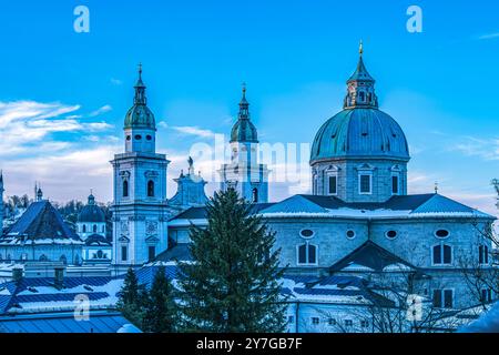 Blick vom Festungsberg auf die Altstadt und den Dom, einen römisch-katholischen Dom, Salzburg, Österreich. Stockfoto