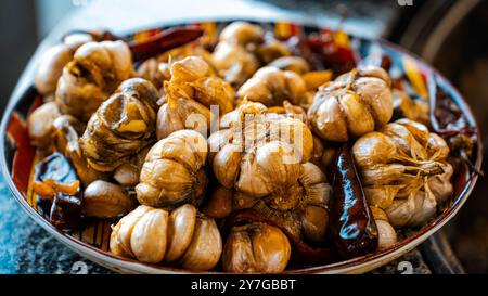 Das Konzept der orientalischen Küche. Verschiedene usbekische Lebensmittel-Sets, Pilaw, samsa, Lagman, Manta, shurpa Central asia Food. Hausgemachte usbekische Pilaw oder Plov von Lam Stockfoto