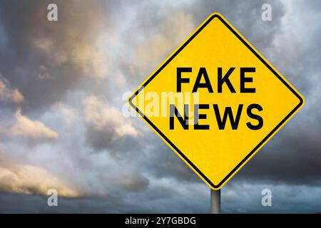 Fake News Warning Sign Gegen Sturmhimmel Stockfoto