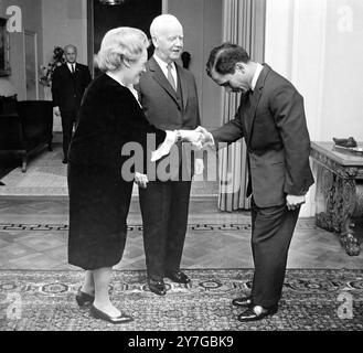 KÖNIG HUSSEIN VON JORDANIEN MIT PRÄSIDENT HEINRICH LUEBKE UND EHEFRAU IN BONN; 27. NOVEMBER 1964 Stockfoto