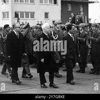 KÖNIG HUSSEIN VON JORDANIEN MIT PRÄSIDENT HEINRICH LUEBKE UND EHEFRAU IN BONN; 27. NOVEMBER 1964 Stockfoto
