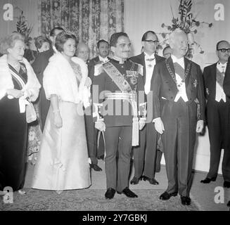 KÖNIG HUSSEIN VON JORDANIEN MIT PRÄSIDENT HEINRICH LUEBKE UND EHEFRAU IN BONN / ; 27. NOVEMBER 1964 Stockfoto