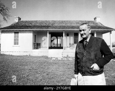 25. NOVEMBER 1964 Präsident Lyndon B. Johnson, vor dem Haus abgebildet, wurde er geboren. Johnson City, Texas, USA. Stockfoto