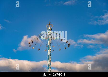 Hochkettenkarussell Bayerntower beim Oktoberfest 2024 in München, Bayern, Deutschland | Schaukelfahrt Bayerntower beim Oktoberfest 2024 in München, Bavari Stockfoto