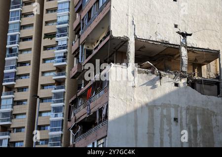 Beirut, Libanon. 30. September 2024. Ein Blick auf das zerstörte Wohngebäude, das von einem israelischen Luftangriff in Beirut getroffen wurde, bei dem drei Mitglieder der Volksfront zur Befreiung Palästinas (PFLP) getötet wurden. Marwan Naamani/dpa/Alamy Live News Stockfoto