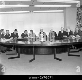 Der von der Labour-Regierung eingesetzte Beirat für Technologie wird heute auf seiner ersten Sitzung in London unter dem Vorsitz von Frank Cousins als Minister für Technologie gezeigt. Gezeigt von LtoR sind Sir Arnold Hall (Hawker Siddeley Group); Lord Nelson of Strafford (English Electric); Herr Charles Frederick Carter (Vizekanzler, University of Lancaster); Leon Bagrit (Elliott Automation Ltd); Professor Blackett (stellvertretender Vorsitzender); Herr Frank Cousins, Minister für Technologie; Lord Snow (parlamentarischer Scretary); Herr Mearton (Courtaulds Ltd); Dr Samuel Curran (Vizekanzler der Universität o Stockfoto