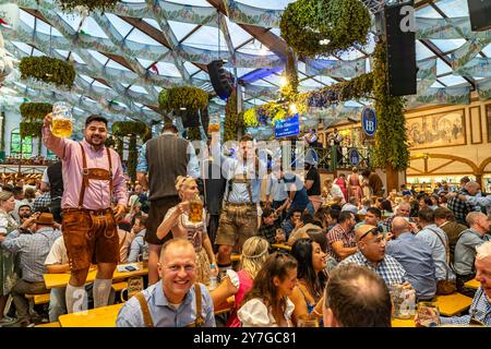 Besucher im Hofbräu Festzelt beim Oktoberfest 2024 in München, Bayern, Deutschland | Oktoberfest 2024 Besucher im Hofbräu Zelt in München, Bayern, G Stockfoto