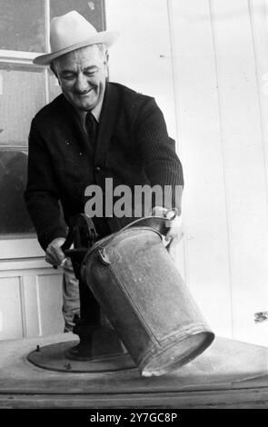 US-AMERIKANISCHER PRÄSIDENT LYNDON B JOHNSON ZIEHT WASSER IN TEXAS / ; 25. NOVEMBER 1964 Stockfoto