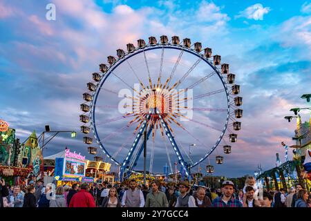 Riesenrad beim Oktoberfest 2024 in der Abenddämmerung, München, Bayern, Deutschland | Oktoberfest 2024 Riesenrad bei Dämmerung, in München, Bayern, Deutschland Stockfoto