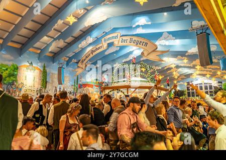 Besucher im Hacker Pschorr Festzelt beim Oktoberfest 2024 in München, Bayern, Deutschland | Oktoberfest 2024 Besucher im Hacker Pschorr Zelt in Muni Stockfoto