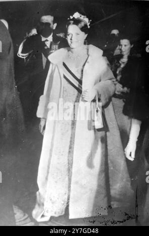PRINZESSIN MUNA EHEFRAU VON KÖNIG HUSSEIN MIT ANKUNFT AN DER OPER IN PARIS; 19. NOVEMBER 1964 Stockfoto
