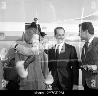 PRINZESSIN IRENE UND PRINZ CARLOS HUGO DE BOURBON PARMA KOMMEN AM FLUGHAFEN BARAJAS IN MADRID AN; 17. NOVEMBER 1964 Stockfoto