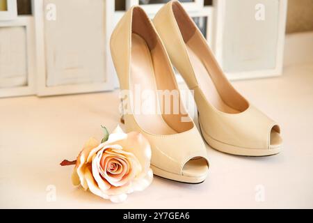 Schuhe mit hohem Absatz sind auf der Kommode Stockfoto