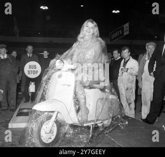 MOTORRADAUSSTELLUNG IM EARL'S COURT IN LONDON / ; 13. NOVEMBER 1964 Stockfoto