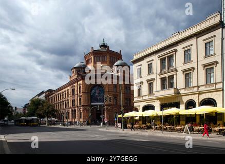 Das historische Postfuhramt-Gebäude steht stolz inmitten des modernen Lebens in der Oranienburger Straße und bietet im lebhaften Berlin Outdoor-Dining. Stockfoto