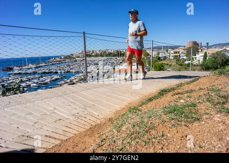 Korridore auf den Holzstegen über Port Marina, Ronda Road, Palamós, Girona, Katalonien, Spanien. Stockfoto