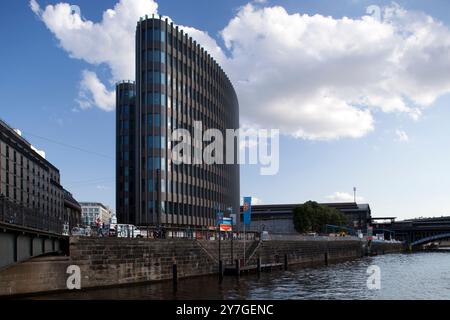 Ein modernes architektonisches Wunderwerk steht an der Spree und besticht durch schlanke Linien und innovatives Design im Herzen Berlins. Stockfoto