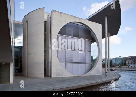 Das Marie-Elisabeth-Lüders-Haus präsentiert zeitgenössisches Design entlang der Spree im Berliner Stadtteil Mitte. Stockfoto