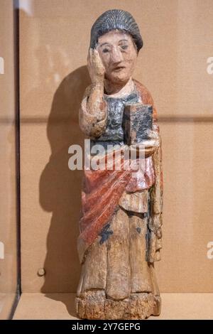 St. Johannes der Evangelist, polychrome Holzschnitzerei, 13. Jahrhundert, katalanische Arbeit, Girona Kunstmuseum, Girona, Katalonien, Spanien. Stockfoto