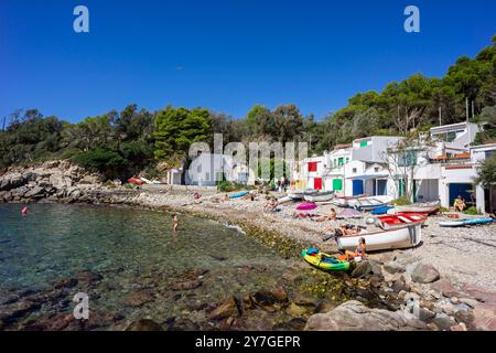 Typische Fischerhäuser, Cala S'Alguer, Palamós, Girona, Katalonien, Spanien. Stockfoto