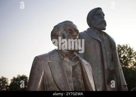 Die beeindruckenden Statuen von Karl Marx und Friedrich Engels stehen im Marx-Engels Forum und zeigen ihren Einfluss in Berlin. Stockfoto