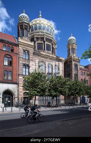 Die neue Synagoge in Berlin verfügt über eine prächtige Kuppel und eine komplizierte Fassade, die als Wahrzeichen der jüdischen Kultur in Mitte gilt. Stockfoto