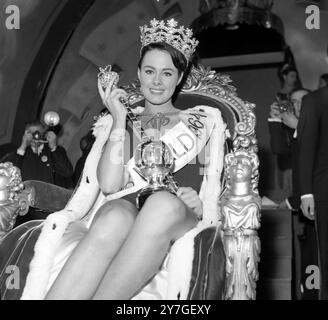 Am 12. NOVEMBER 1964 wurde Miss United Kingdom, Ann Sydney, im Londoner Lyceum Ballsaal in London zur Miss World 1964 gekrönt. Stockfoto