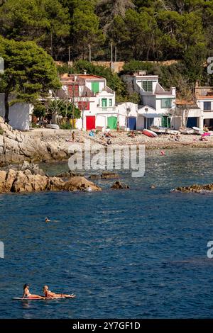 Typische Fischerhäuser, Cala S'Alguer, Palamós, Girona, Katalonien, Spanien. Stockfoto