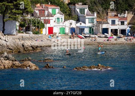 Typische Fischerhäuser, Cala S'Alguer, Palamós, Girona, Katalonien, Spanien. Stockfoto