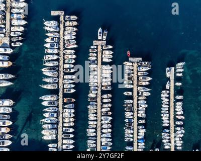 Piers im Hafen, Palamós, Girona, Katalonien, Spanien. Stockfoto