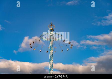 Bayerntower Hochkettenkarussell Bayerntower beim Oktoberfest 2024 in München, Bayern, Deutschland Schaukelfahrt Bayerntower beim Oktoberfest 2024 in München Stockfoto