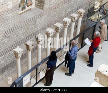 Acht Kreuzgangskapitelle, Szenen aus der Geschichte von Adam und Eva, Szenen aus der Geschichte von Noah, Szenen aus der Geschichte von Abraham, Szenen aus der Kindheit Christi, der Heiligen Frauen, wandelnde Löwen gegenüber einander, stehende Löwen gegenüber, geschwungene glatte Blätter, Nordkatalonien, 4. Viertel des 12. Jahrhunderts, marmorierter Kalkstein, aus dem Kreuzgang der Abtei von Sant Pere de Rodes (Katalonien), Nationalmuseum des Mittelalters, Paris. Frankreich. Stockfoto