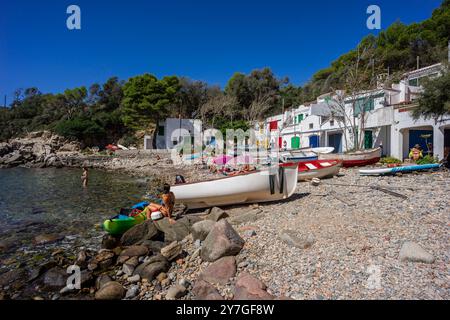 Typische Fischerhäuser, Cala S'Alguer, Palamós, Girona, Katalonien, Spanien. Stockfoto