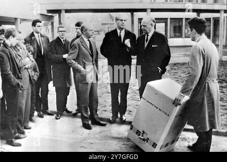 34 KINDER BEI SCHULGRANATENEXPLOSION VERLETZT - SPIELPLATZ NACH BOMBARDIERUNG IN HANAU / ; 11. NOVEMBER 1964 Stockfoto